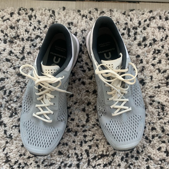 Hardly worn. ON size 7 women’s running shoes in Glacier / Black. - Picture 6 of 10